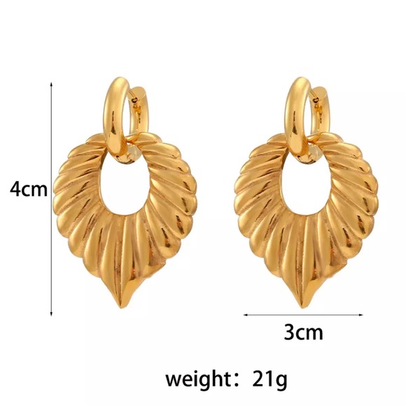 New 18K Chunky Leaf Shape Drop Hoop Earrings, wonderful Earrings, wow Earrings - Picture 4 of 4